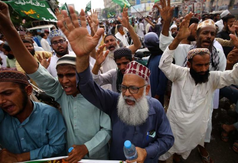 Tisuće Pakistanaca prosvjedovale zbog objave karikatura Muhameda u Francuskoj